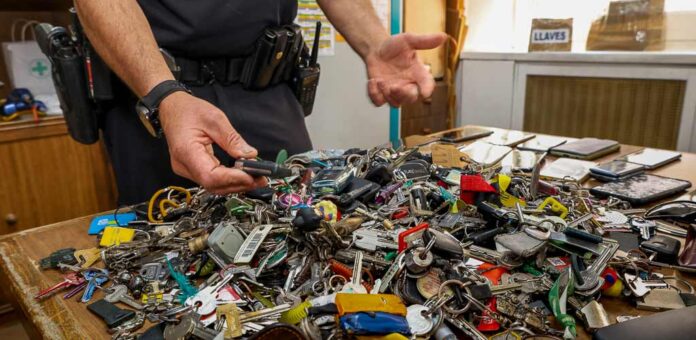 Objetos perdidos custodiados por la Policía Local de Cuéllar. | Foto: Gabriel Gómez |