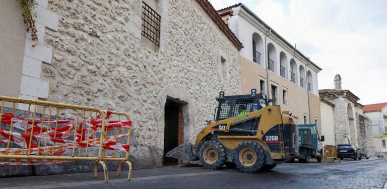 Patrimonio amplía el estudio arqueológico de un muro aparecido en las obras del edificio de la calle La Magdalena