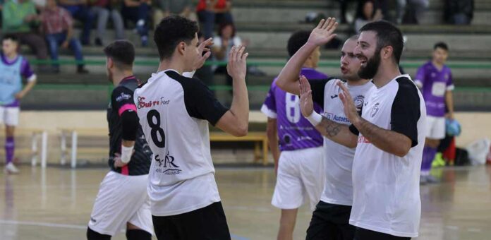 Partido entre el Racing Cuéllar y La Bañeza. | Foto: Gabriel Gómez |