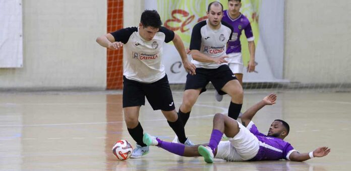 Partido entre el Racing Cuéllar y La Bañeza. | Foto: Gabriel Gómez |
