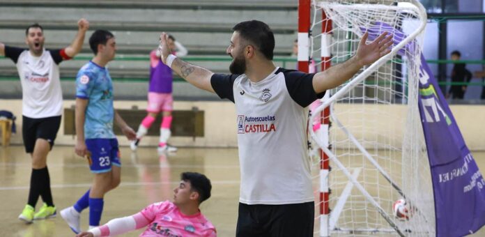 Partido disputado en Cuéllar entre el Racing Cuéllar y el San Cristóbal de Segovia B. | Foto: Gabriel Gómez |