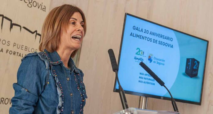La diputada Magdalena Rodríguez presenta la gala de celebración del 20 aniversario de Alimentos de Segovia. | Foto: Diputación de Segovia |