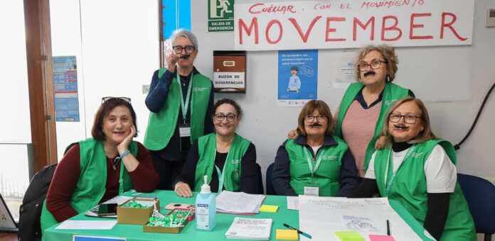Voluntarias de Cuéllar de la Asociación Española Contra el Cáncer hacen campaña en el centro de salud de Cuéllar en favor de Movember. | Foto: Gabriel Gómez |