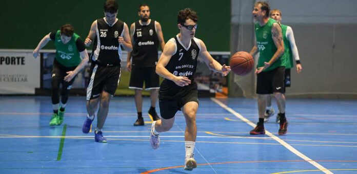 Partido entre el Club Baloncesto Cuéllar y el CBS Óptica Luxot. | Foto: Gabriel Gómez |
