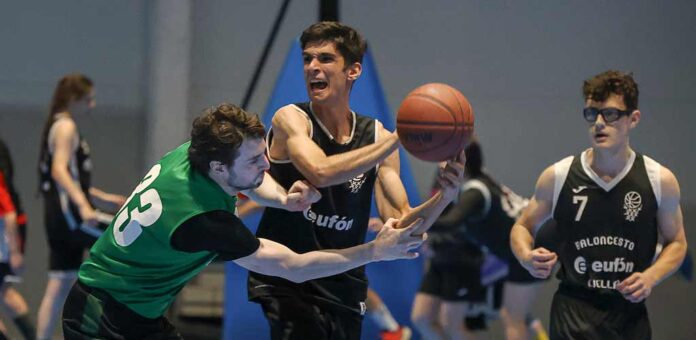 Partido entre el Club Baloncesto Cuéllar y el CBS Óptica Luxot. | Foto: Gabriel Gómez |