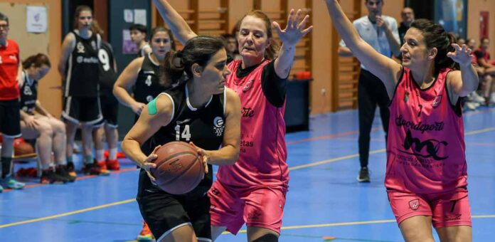 Partido entre el sénior femenino del Baloncesto Cuéllar y el Trescasas. | Foto: Gabriel Gómez |
