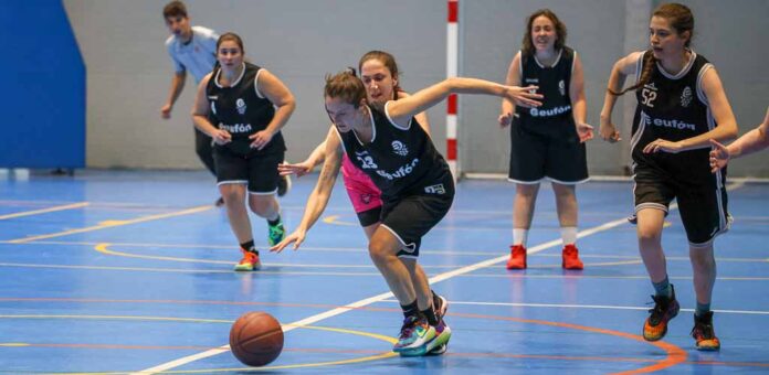 Partido entre el sénior femenino del Baloncesto Cuéllar y el Trescasas. | Foto: Gabriel Gómez |