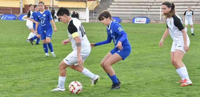 Partido entre el CD Cuéllar femenino y el Aranda Riber. | Foto: Jesús Santana |
