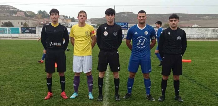 Capitanes del CD Cuéllar y Montresma con el trío arbitral. | Foto: Darío Cachorro |