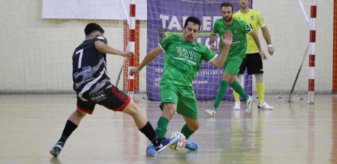 Campi disputa un balón en el partido ente el FS Cuéllar Cojalba y el CD Arcos de la Llana. | Foto: Gabriel Gómez |