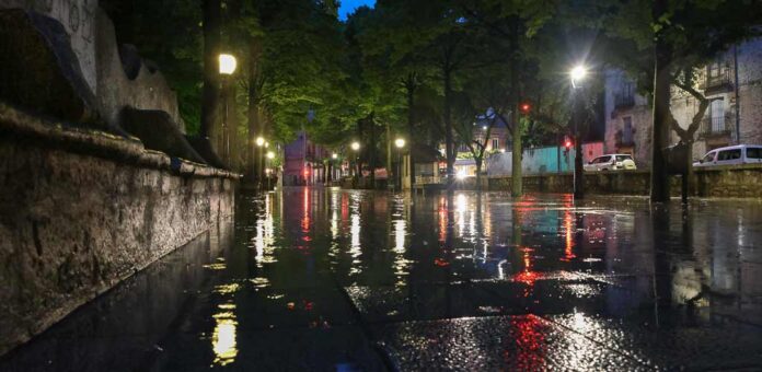 Inundación en los Paseos de San Francisco tras la lluvia caída en una tormenta. | Foto: Gabriel Gómez |