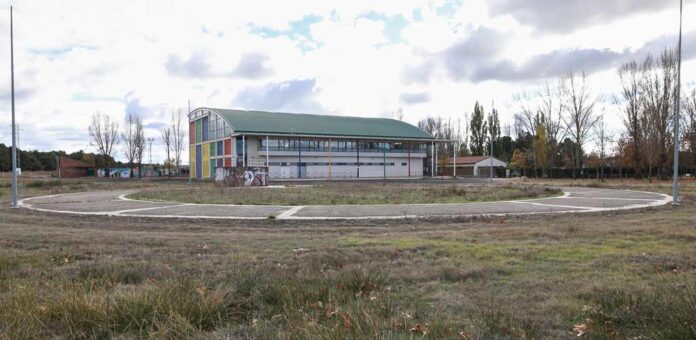 Parcela donde se construirá el edificio de usos múltiples de Sanchonuño. | Foto: Gabriel Gómez |