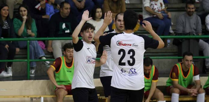 Partido de fútbol sala entre el Racing Cuéllar y el Ciudad de Toro disputado en Santa Clara. | Foto: Gabriel Gómez |