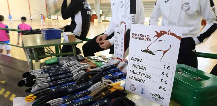 Rastrillo solidario a favor de Movember en un partido del Racing Cuéllar. | Foto: Gabriel Gómez |