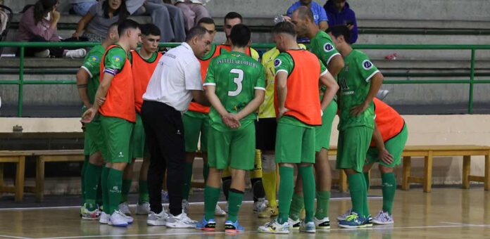 El entrenador del FS Cuéllar Cojalba, José Luis Plaza, da indicaciones a sus jugadores durante un partido disputado en Cuéllar. | Foto: Gabriel Gómez |