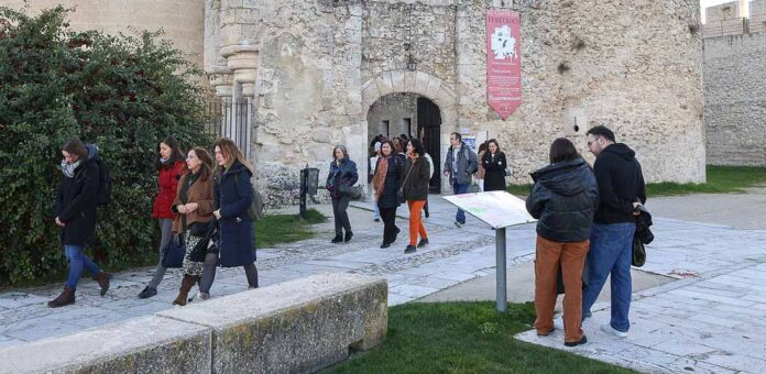 Turistas en el Castillo de Cuéllar. | Foto: Gabriel Gómez |