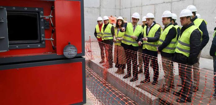 Visita del consejero Juan Carlos Suárez-Quiñones a las obras de modernización de la planta de biomasa de Cuéllar. | Foto: Gabriel Gómez |