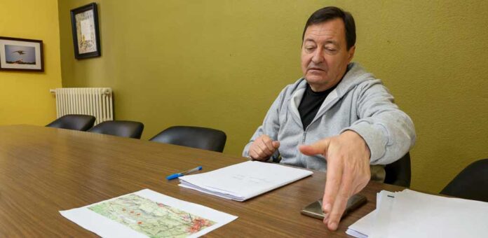 El concejal de Medioambiente del Ayuntamiento de Cuéllar explica las alegaciones a las plantas de biogás. | Foto: Gabriel Gómez |