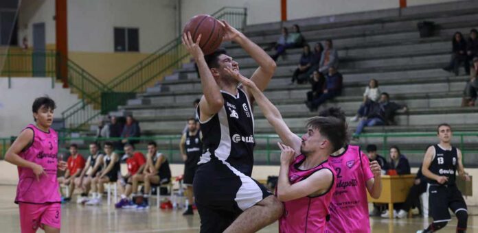 Partido entre el Club Baloncesto Cuéllar y el Spordeporte en el polideportivo Santa Clara. | Foto: Gabriel Gómez |