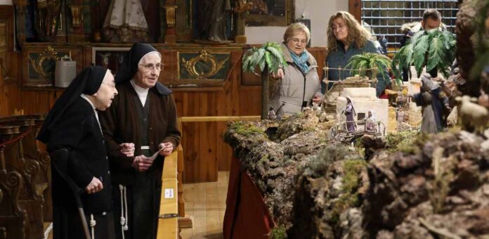 Belén instalado en el coro bajo del convento de Santa Clara por la Asociación Cultural Belenistas de Cuéllar en las navidades de 2025-26. | Foto: Gabriel Gómez |