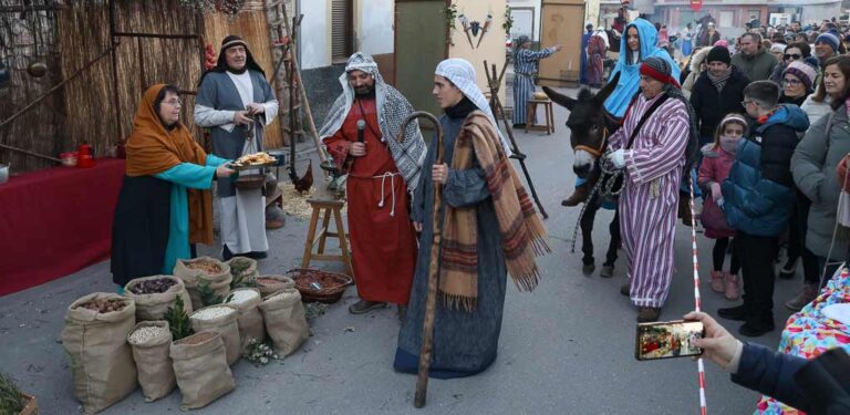El frío acompaña a José y María en su búsqueda de posada en una Zarzuela del Pinar convertida en Belén