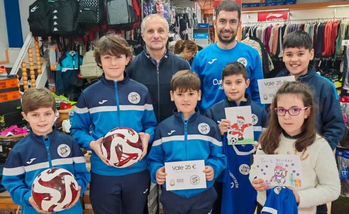 Entrega de premios a los ganadores del concurso de postales navideñas convocado por el CD Cuéllar en 2024. | Foto: CD Cuéllar Balompié |