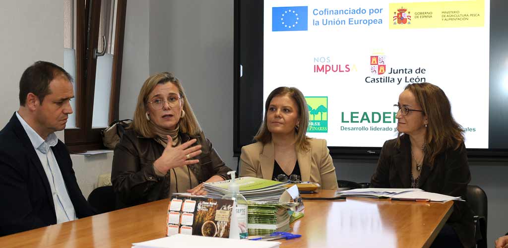 firma-ayudas-honorse-tierra-pinares-2025-ES-GGG_5284 Firma de contratos de ayudas Leader 23-27 gestionadas por Honorse Tierra de Pinares. | Foto: Gabriel Gómez |