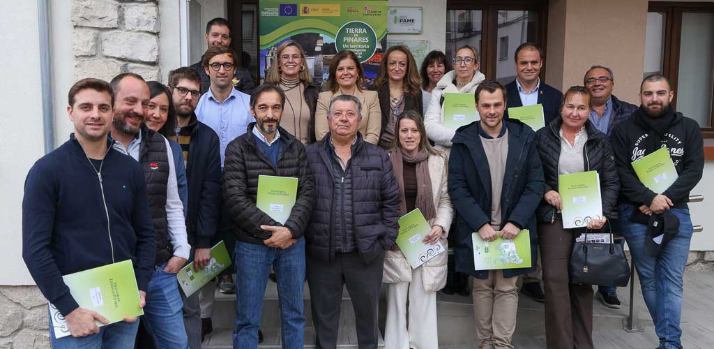 firma-ayudas-honorse-tierra-pinares-2025-ES-GGG_5338 Firma de contratos de ayudas Leader 23-27 gestionadas por Honorse Tierra de Pinares. | Foto: Gabriel Gómez |