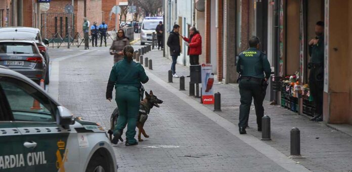 Inspección de la Guardia Civil en establecimientos de Cuéllar. | Foto: Gabriel Gómez |