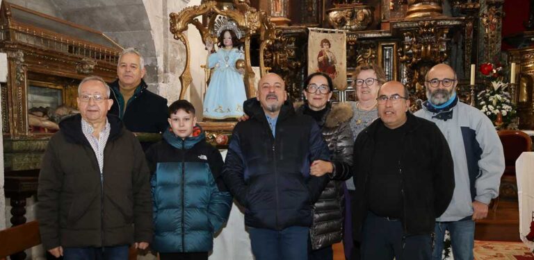 La Cofradía del Niño de la Bola viste la imagen para su primera procesión de 2026