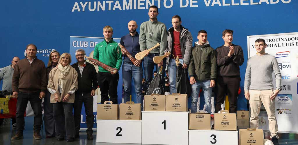 podio-memorial-luis-baeza-2025-ES-GGG_5109 Podio de Paleta Cuero en el X Memorial Luis Baeza de pelota 2025. | Foto: Gabriel Gómez |
