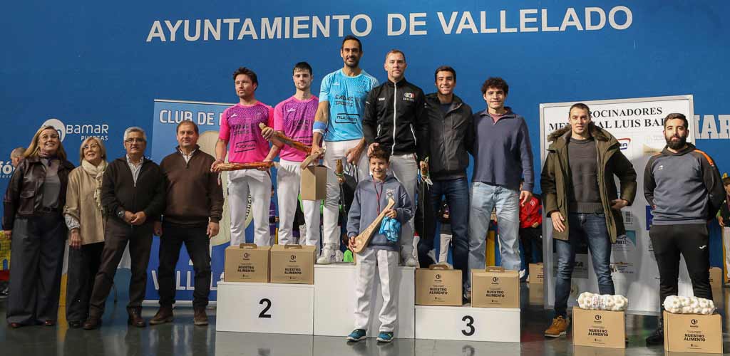 podio-memorial-luis-baeza-2025-ES-GGG_5114 Podio de Pala Corta en el X Memorial Luis Baeza de pelota 2025. | Foto: Gabriel Gómez |