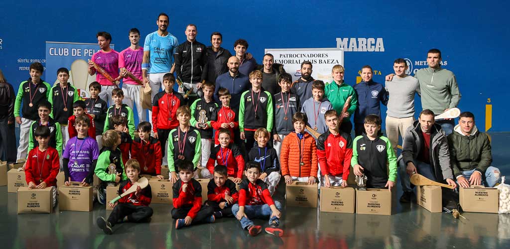 podio-memorial-luis-baeza-2025-ES-GGG_5120 Foto de familia del X Memorial Luis Baeza de pelota 2025. | Foto: Gabriel Gómez |