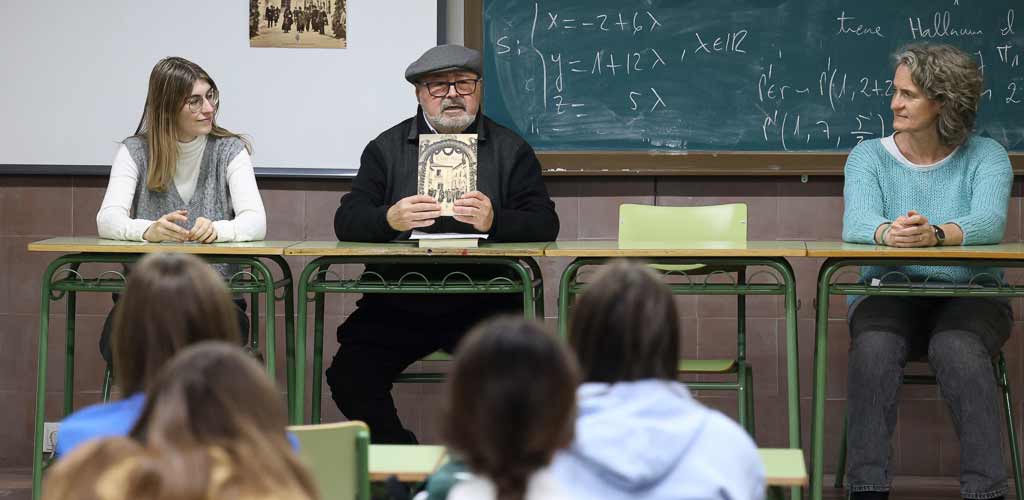 presentacion-libro-collara-llorente-ES-GGG_5369 Juan Carlos Llorente presenta, junto a Lucia Velasco (izquierda) y María Concepcion Garcia, su segundo libro: «Coll-Ara» a alumnos en un aula del IES Duque de Alburquerque. | Foto: Gabriel Gómez |