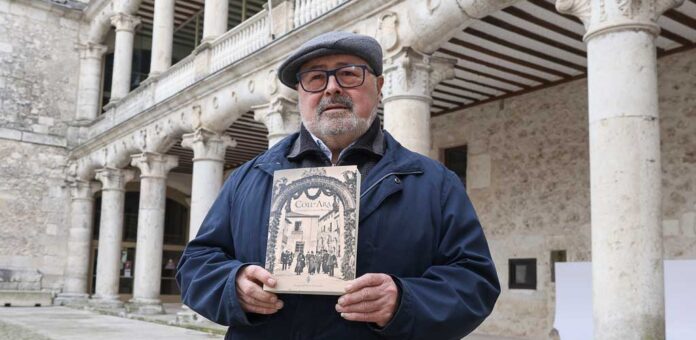 Juan Carlos Llorente posa, en el patio de armas del castillo de Cuéllar, con un ejemplar de su segundo libro: «Coll-Ara». | Foto: Gabriel Gómez |