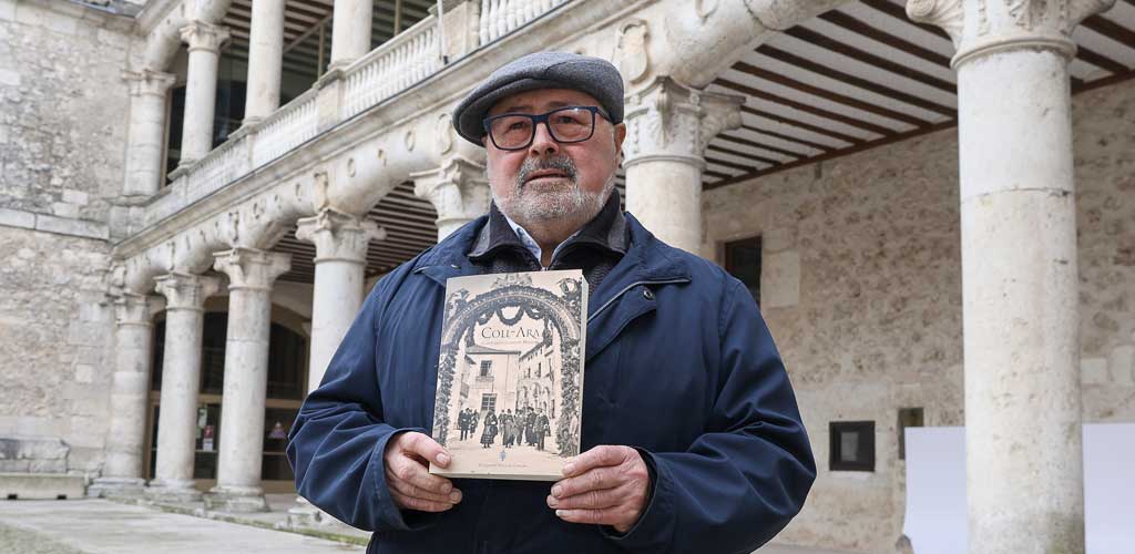 presentacion-libro-collara-llorente-ES-GGG_5380 Juan Carlos Llorente posa, en el patio de armas del castillo de Cuéllar, con un ejemplar de su segundo libro: «Coll-Ara». | Foto: Gabriel Gómez |