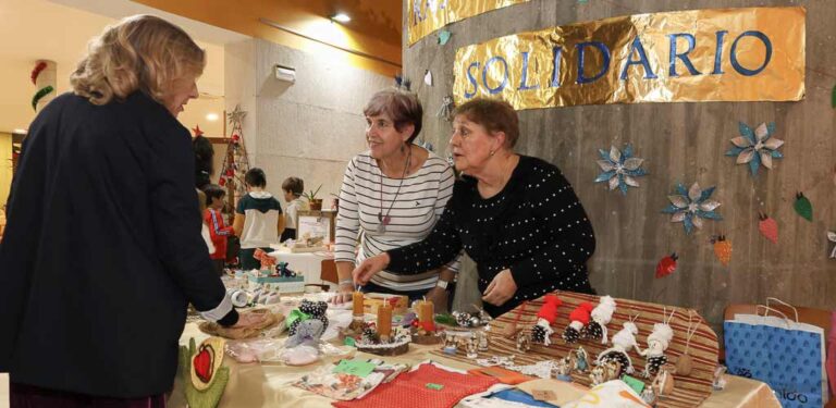 El Centro de Día de Personas Mayores inaugura su rastrillo solidario a favor de PYFANO