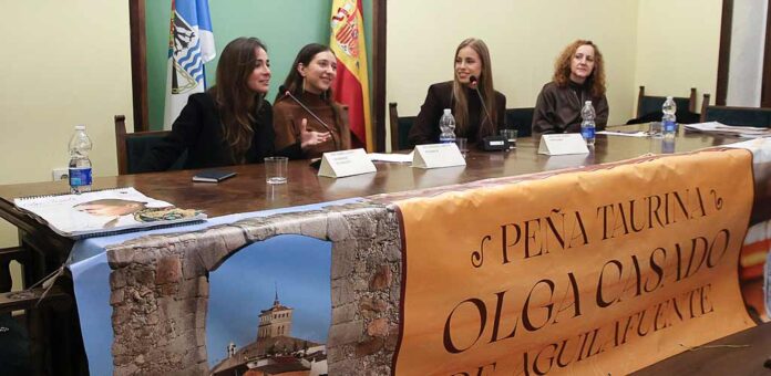 De izquierda a derecha, Isabel Lozano, Berenice Lobatón, Olga Casado y Raquel Alonso durante la tertulia taurina celebrada en Aguilafuente. | Foto: Fermín de los Reyes |