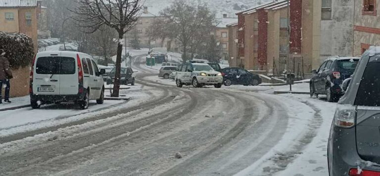 La borrasca Kristin lleva al corte de calles y complica el tráfico en Cuéllar