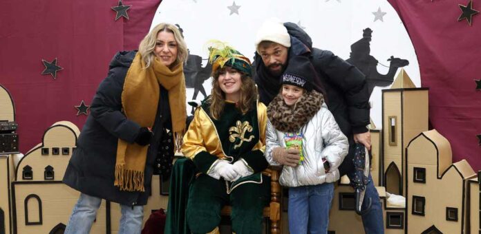 El Cartero Real recibe las cartas de los niños en el salón de Plenos del Ayuntamiento de Cuéllar. | Foto: Gabriel Gómez |