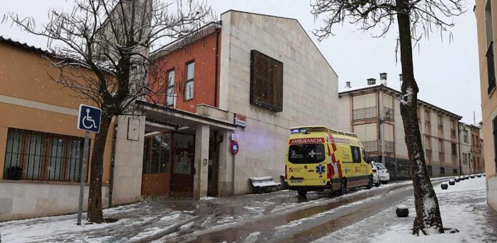 Centro de salud de Cuéllar con la nieve caída el 28-1-2026. | Foto: Gabriel Gómez |