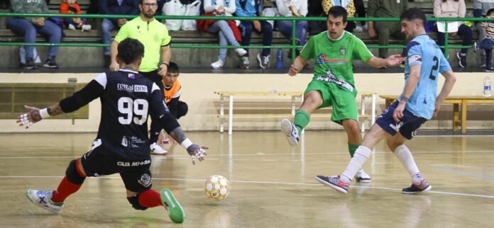 Partido entre el FS Cuéllar Cojalba y el Ponfesala disputado en el polideportivo Santa Clara. | Foto: Gabriel Gómez |