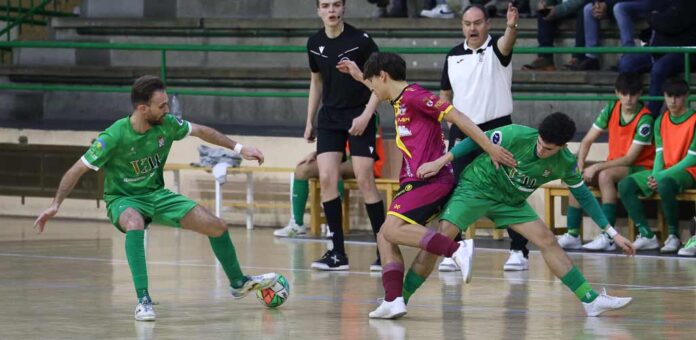 Partido disputado en Santa Clara entre el FS Cuéllar Cojalba y el Trepalio León. | Foto: Gabriel Gómez |