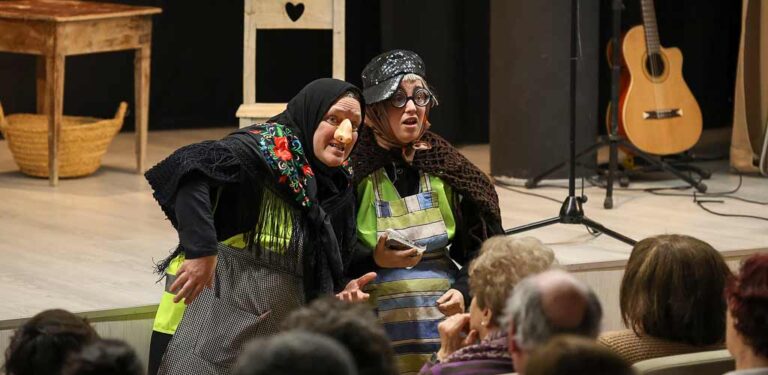 La décima Gala de Micros Abiertos de Poesía recordó las «Cosas de viejas»