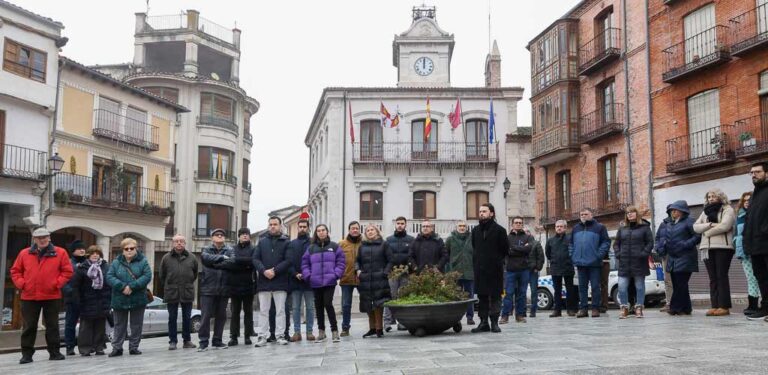 Cuéllar se suma al minuto de silencio por las víctimas del accidente ferroviario en Adamuz
