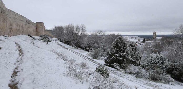 Parque de la Huerta del Duque, en Cuéllar, tras la nieve caída el 23 de enro de 2026. | Foto: Gabriel Gómez |