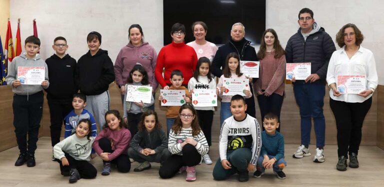 Los ganadores de los premios de dibujo y decoración navideños recogen sus galardones