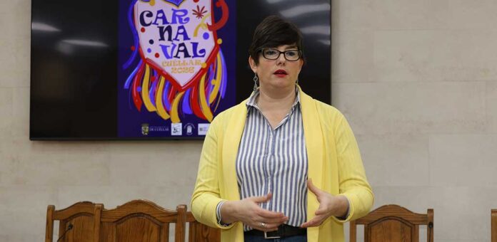 La concejala de Cultura, Raquel Gilsanz, presenta el Carnaval de Cuéllar 2026. | Foto: Gabriel Gómez |