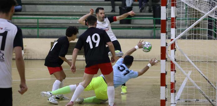 Partido de fútbol sala entre el Racing Cuéllar y el Unión Arroyo B disputado en Cuéllar en 2026. | Foto: Gabriel Gómez |