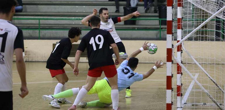 El Racing Cuéllar comienza el año goleando al Unión Arroyo B
